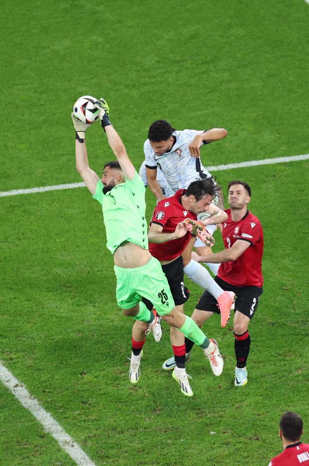 决胜时刻！球员们为了欧预赛前途拼搏的简单介绍