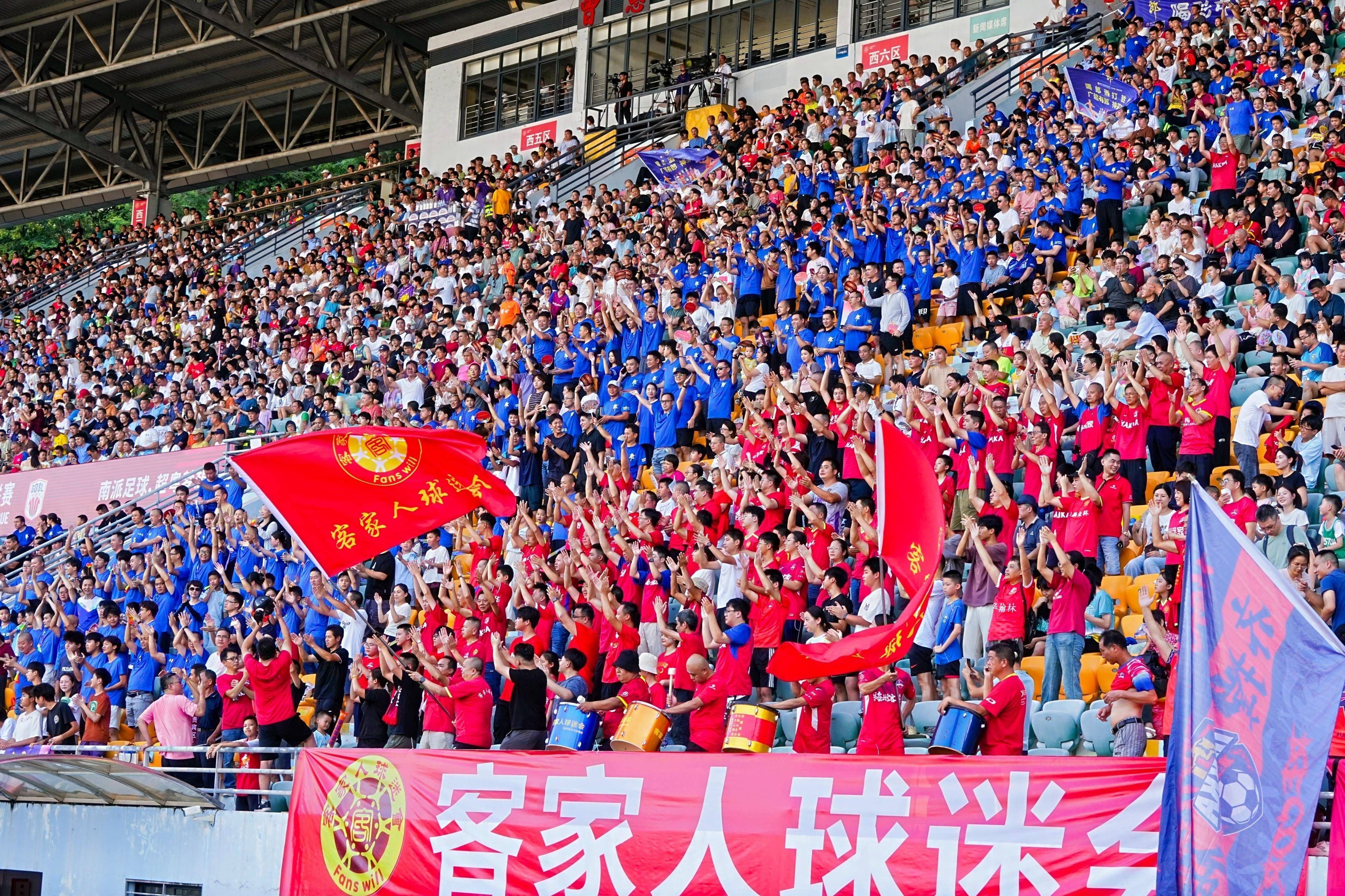 包含足球聚焦十分盛大赛事，球迷狂热支持的词条